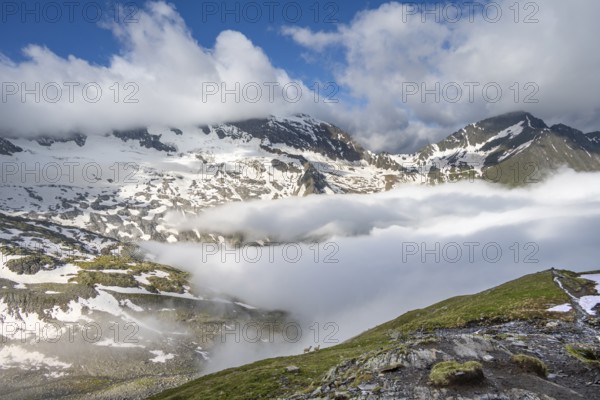 Mountain panorama with high fog in the valley, summit Hochfeiler, Hoher Weißzint and Hochsteller