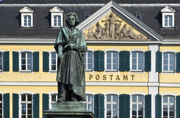 Europe, Germany, North Rhine-Westphalia, Bonn, Old Town, Beethoven Monument on Münsterplatz, Bonn,