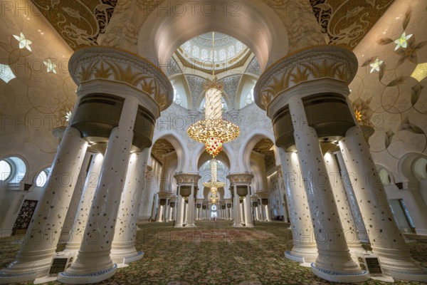 Prayer hall with chandelier in the Sheikh Zayed Mosque, Sheikh Zayed Mosque, Abu Dhabi, United Arab
