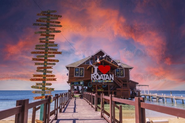 Roatán, Honduras », January 2020: a wooden bar over the sea at West End Beach on the island of