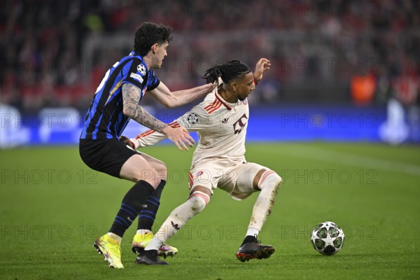 Duel, action Alessandro Bastoni Inter Milan (95) against Michael Olise FC Bayern Muenchen FCB (17)