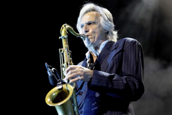 Chris White, saxophonist of The Dire Straits Experience, live on Shiver In The Dark World Tour 2025