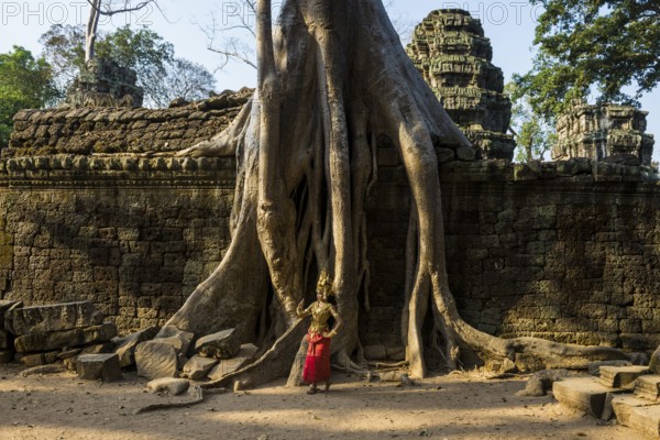 Young woman dressed as a temple dancer, Apsara, Ta Prohm, Angkor Wat, Angkor, UNESCO World Heritage