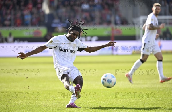 Alejandro Grimaldo Bayer 04 Leverkusen (20) Action on the ball behind Robert Andrich Bayer 04