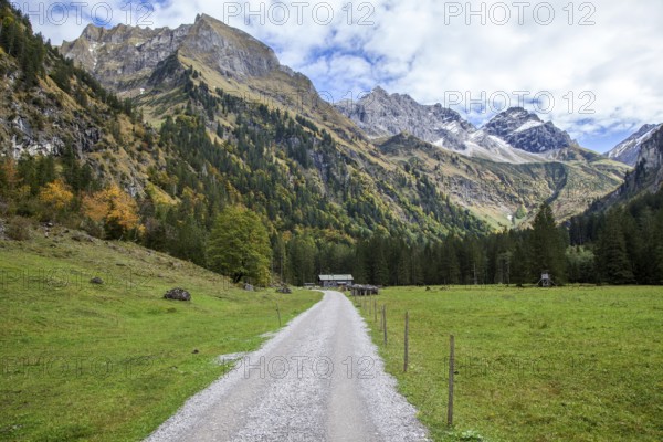Oytal, behind Untere Gutenalpe, behind mountains Schneck and Großer Wilder, autumn atmosphere,