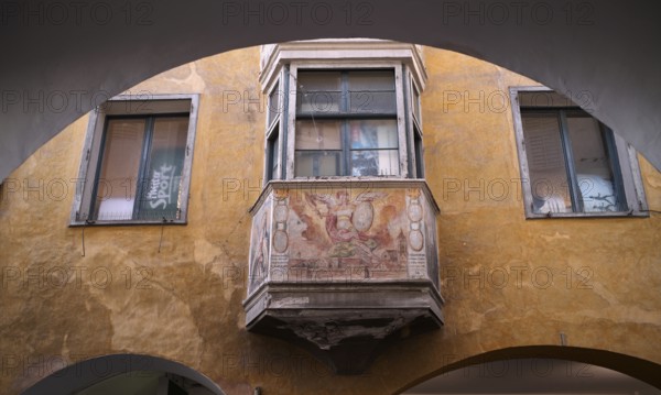Fresco on a building in the Laubengasse, Via Pontici, Merano, Merano, historic centre, South Tyrol,