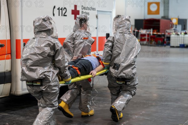 Decontamination of injured persons after an assumed accident involving hazardous substances, fire