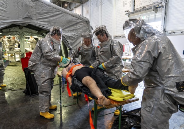 Decontamination of injured persons after an assumed accident involving hazardous substances, fire