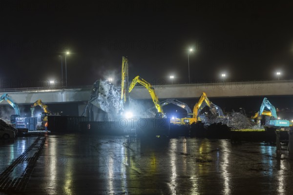 Due to an as yet unknown cause, a section of the Carola Bridge collapsed in the early hours of the
