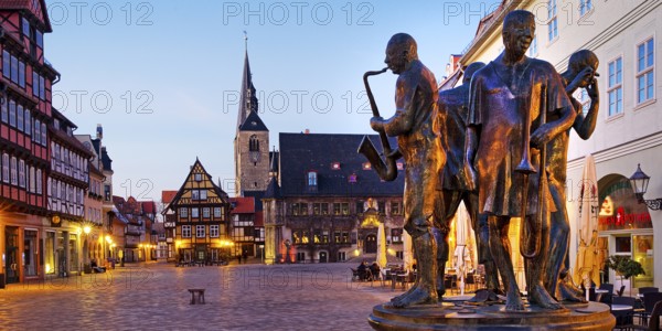 Market with town hall, market church and fountain Münzenberg musicians in the evening, World