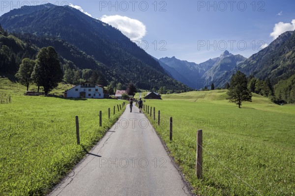 Hikers in the Trettachtal, near Gottenried, at the back of the Allgäu Alps, Oberstdorf, Oberallgäu,