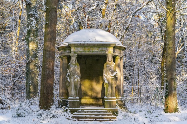 Grave mausoleum with sculptures of woman in the snow, Südwest-Kirchhof, historic cemetery in