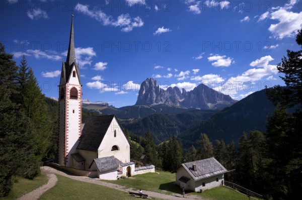 St. Jakob's Church, Ortisei, Ortisei, behind Sassolungo and Sassopiatto, Val Gardena, South Tyrol,