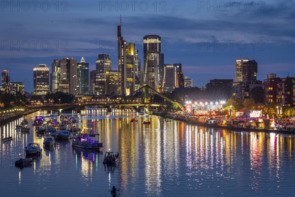 Around 12, 000 visitors listen to the sounds of the Frankfurt Radio Symphony Orchestra under the