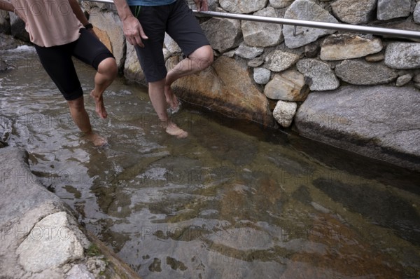 Treading water, Kneipp, Kneipp cure, two hikers kneipp on the Schenner Waalweg, Neuwaal, stream,
