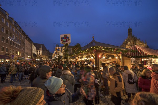 Visitors at the Nuremberg Christmas Market on Saturday evening, Nuremberg, Middle Franconia,