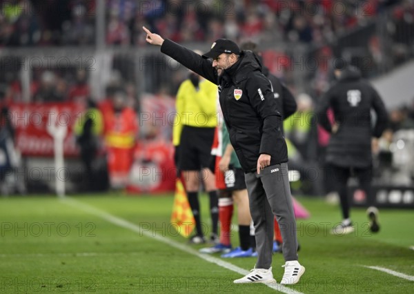 Coach Sebastian Hoeneß VfB Stuttgart gestures, gesture, on the sidelines, Allianz Arena, Munich,