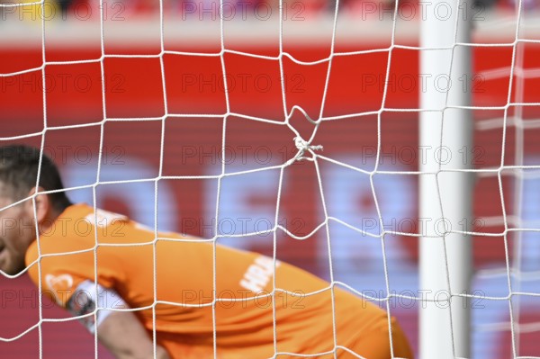 Goal net was mended, net was repaired, goalkeeper Lukas Hradecky Bayer 04 Leverkusen (01)