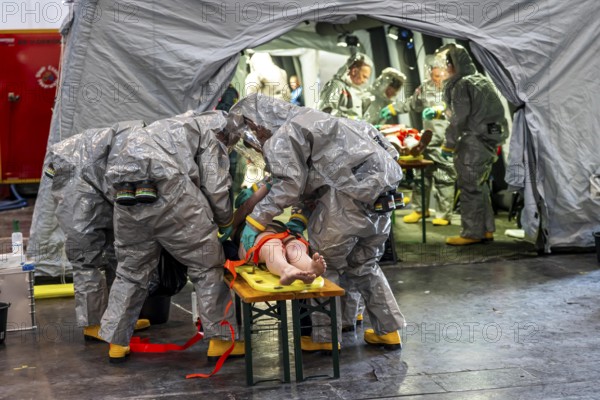Decontamination of injured persons after an assumed accident involving hazardous substances, fire