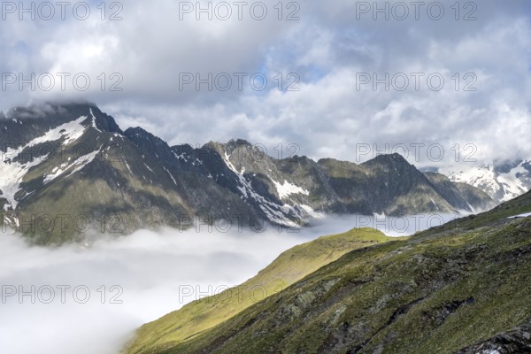 High fog in the valley, behind mountain peaks high above the clouds, Berliner Höhenweg, Zillertal
