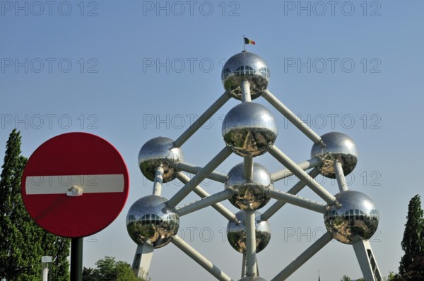 Atomium, built in 1958 for the World Exhibition, uses nine atoms to represent the body-centred