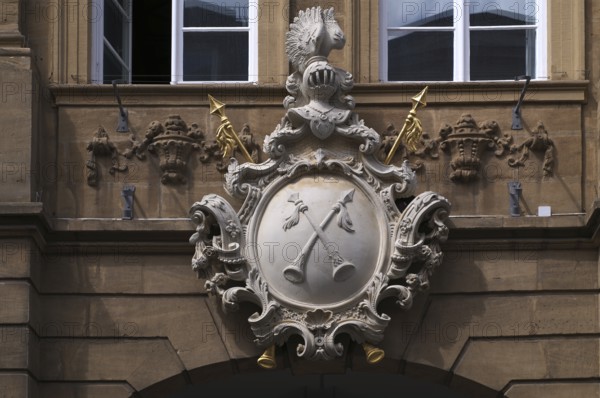 Coat of arms, two crossed halberds on the coat of arms of the Krackhardt merchant family above the
