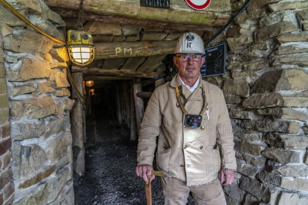 Visitor group at the entrance to the Nachtigallstollen, tour guide, GeoRoute Ruhr, Dünkelberg