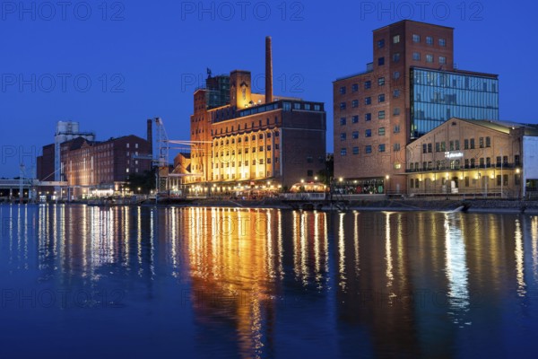 The inner harbour, in Duisburg, Küppersmühle building, and Werhahn Mill, granary with Explorado