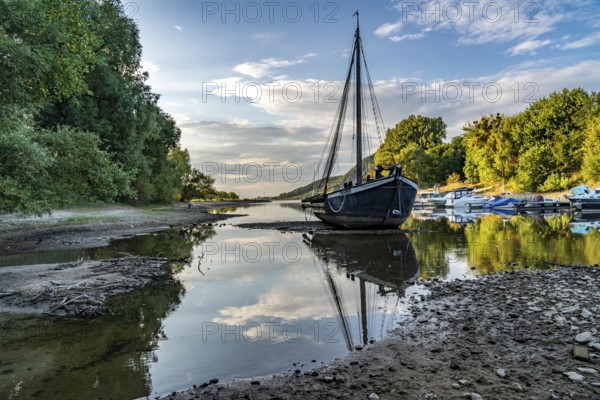 The Rhine at extremely low water, near Bad Honnef Rhöndorf, below the Drachenfels, the historic