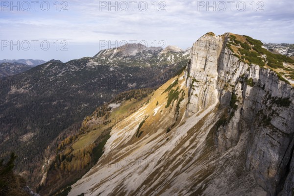 View from the Loser to the Greimuth and Bräuningszinken mountains. Autumn, sun and clouds.