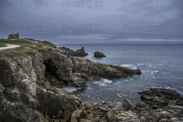 Sea cliffs along the Côte Sauvage, Quiberon, Morbihan, Brittany, France, Europe
