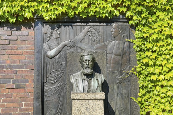 Grave of Wilhelm Liebknecht, Socialist Memorial, Friedrichsfelde Central Cemetery, Gudrunstrasse,