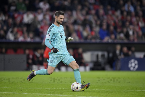 Goalkeeper Sven Ulreich FC Bayern Munich FCB (26) on the ball Allianz Arena, Munich, Bavaria,