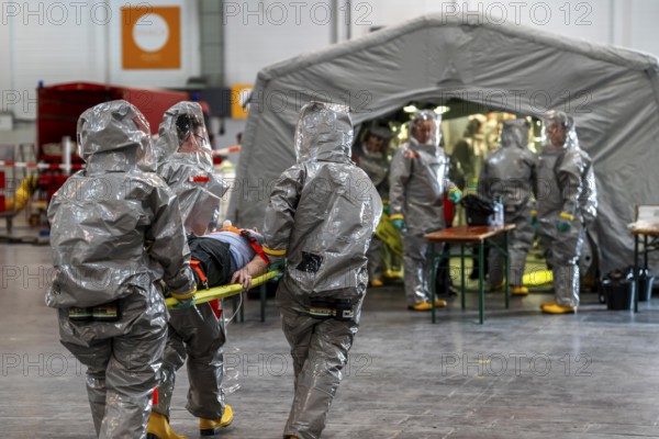 Decontamination of injured persons after an assumed accident involving hazardous substances, fire