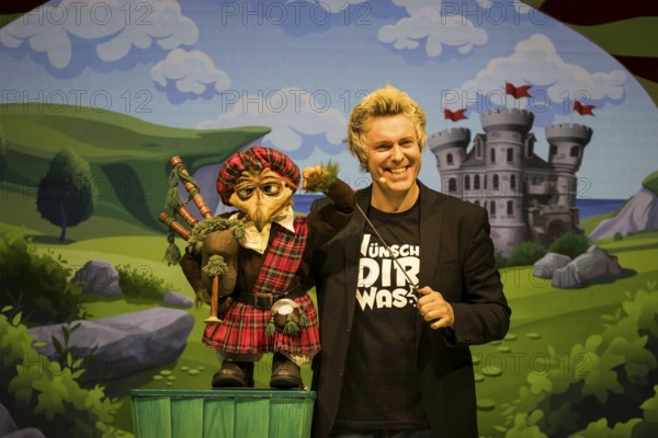 Sascha Grammel with hand puppet Frederic Freiherr von Furchensumpf live on Wünsch dir was Tour at
