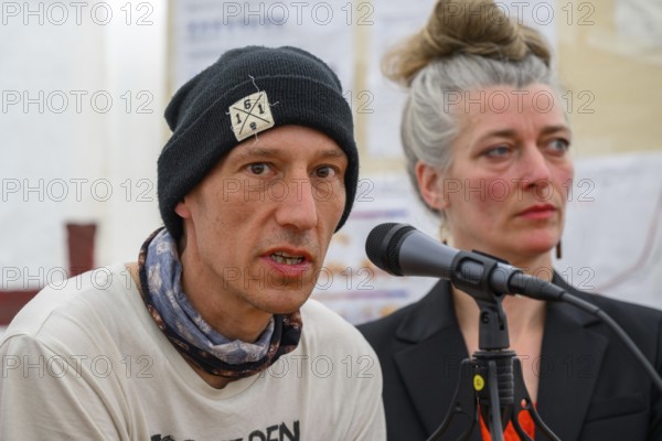 Wolfgang Metzeler-Kick at the press conference of Hungern, bis Ihr ehrlich seid . To his right Lena
