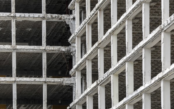 Demolition of office tower at the Urania. The administration building, built in 1967, will be