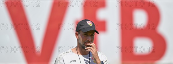 Coach Sebastian Hoeneß VfB Stuttgart, Portrait, in front of logo, Training VfB Stuttgart,