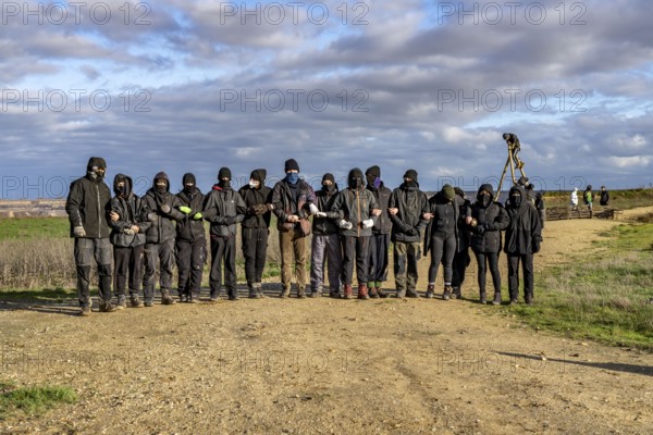 Start of the eviction of the hamlet Lützerath at the lignite mine Garzweiler 2, activists try to