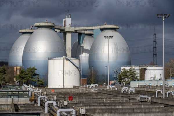 Digesters and aeration tanks, Emschergenossenschaft sewage treatment plant in the Weilheimer Mark