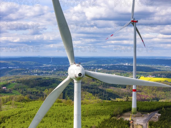 Erection of a wind turbine, wind energy plant, assembly of the ring generator, with a crawler