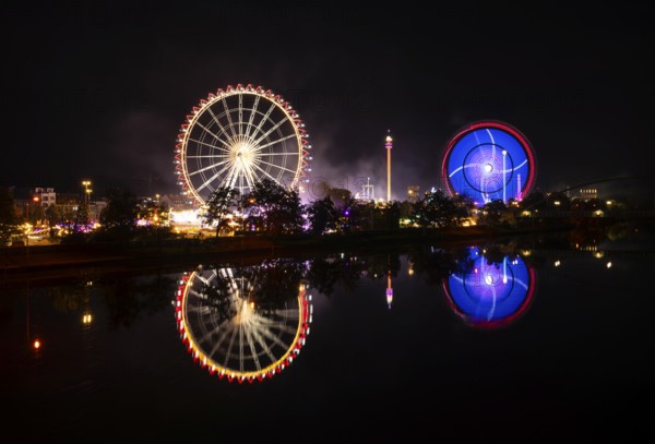 Night shot, overview, reflection in the river Neckar, Ferris wheel, Europa Rad, Gladiator, rides,