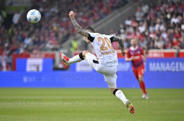 Alejandro Grimaldo Bayer 04 Leverkusen (20) acrobatic on the ball, action, Voith-Arena, Heidenheim,