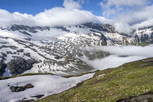 Mountain landscape with high fog in the valley, summit Hoher Weißzint with glacier Schlegeiskees,