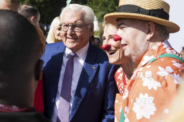 Frank-Walter Steinmeier (President of the Federal Republic of Germany) has his photo taken with two
