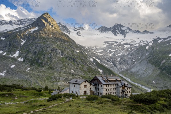 Mountain hut with Steinmandl mountain peak and Waxeggkees glacier, Berliner Hütte Alpine Club hut,