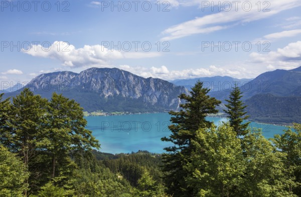 Hochplettspitz, view from the Hollerberg viewing platform to Lake Attersee with Höllengebirge