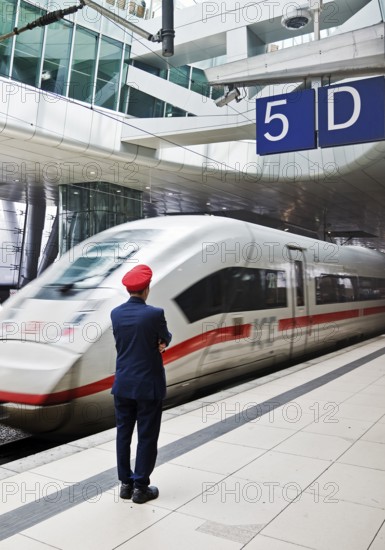 ICE at the centre platform with Deutsche Bahn staff, long-distance train station, airport,