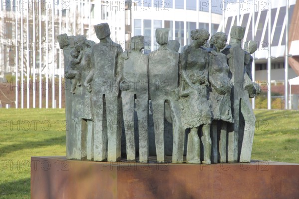 Sculpture Human Rights by Mariano González Beltrán, bronze sculpture, sculpture group, symbol,