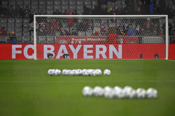 Tor tor, empty, perimeter advertising FC Bayern, Adidas match balls are lined up on the pitch,